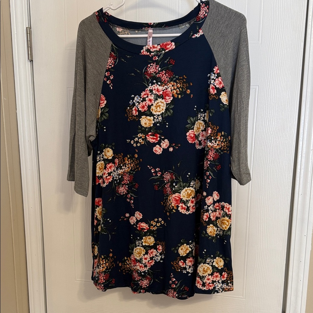 ⭐️Floral Long Sleeve Women's Top in Navy and Gray